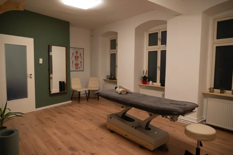 Ruhiger Behandlungsraum in der Physiotherapiepraxis