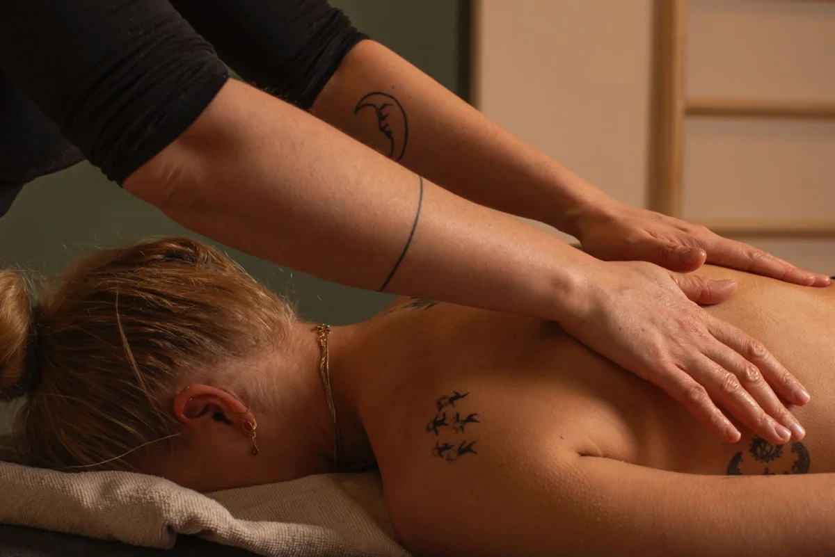 Ruhige physiotherapeutische Behandlung am Rücken