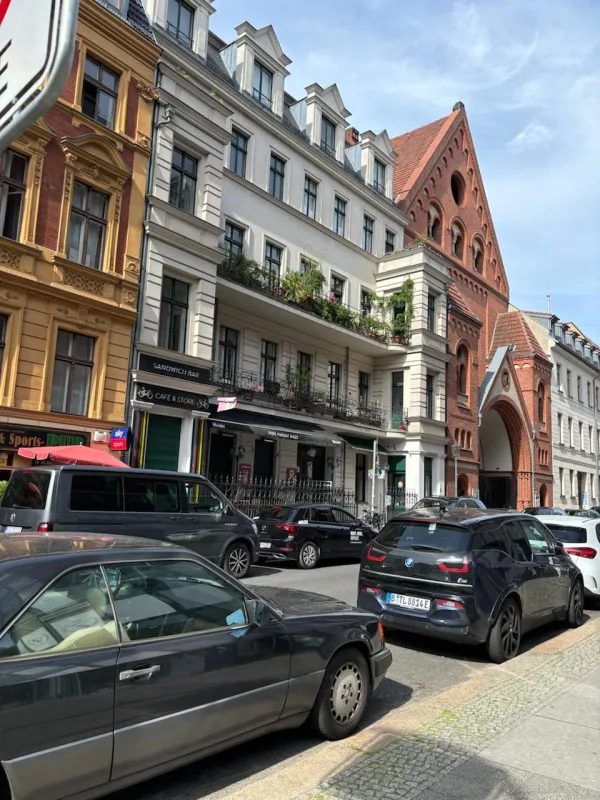 Zugang zur Praxis in der Auguststraße 91 in Berlin